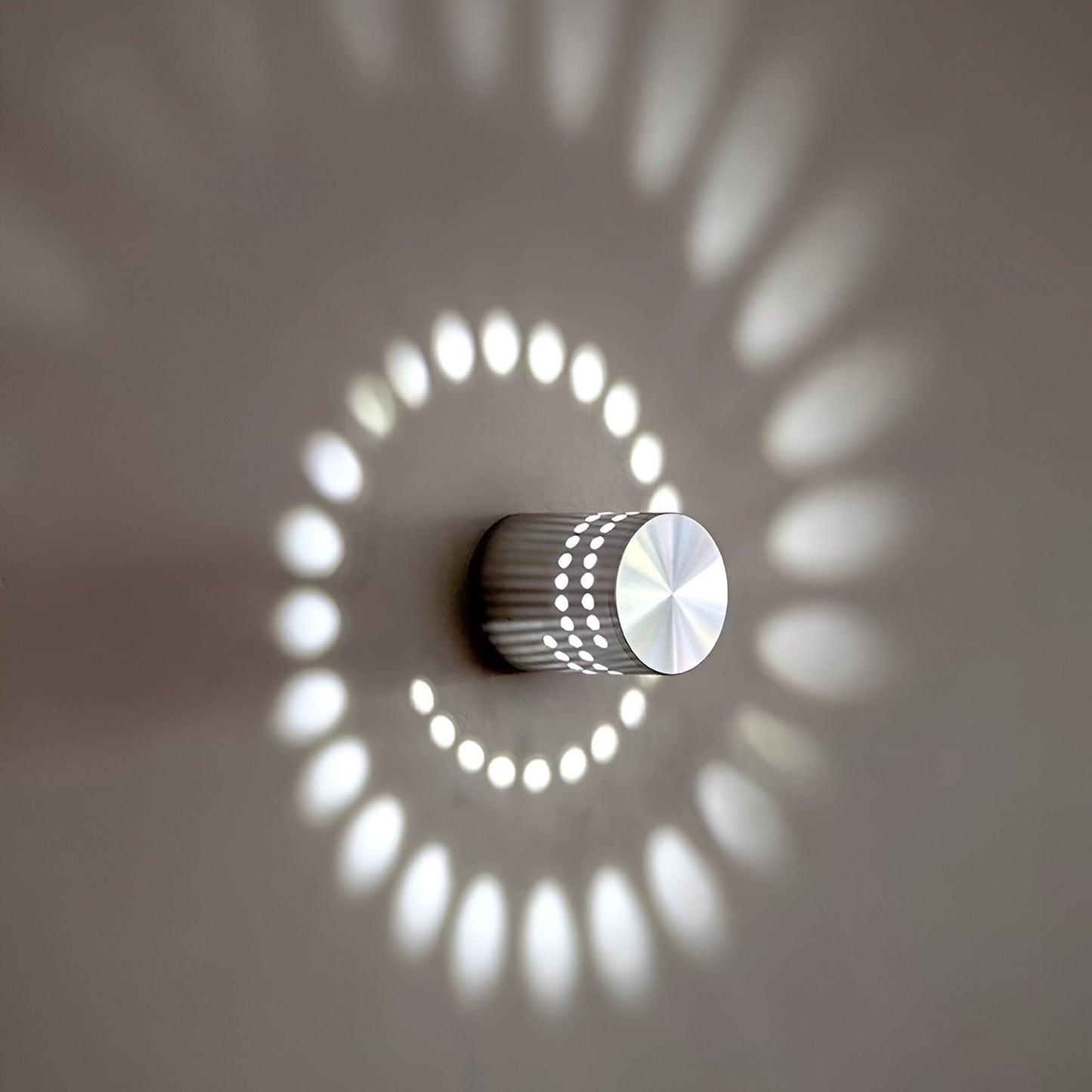 LuminBlast LED Spiral Væglampe med Farverigt Lys til Moderne Indendørs Belysning