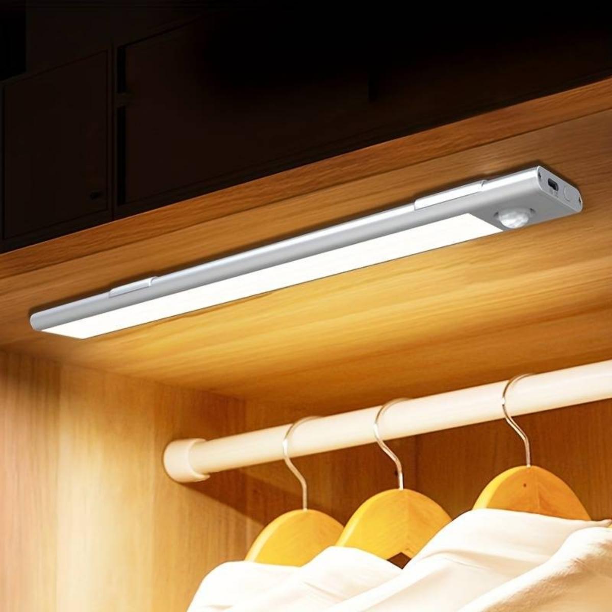 LuminaLux Trådløs LED Lampe med Bevægelsessensor til Skabe og Under Skabe