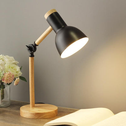 Nordisk Skrivebordslampe i Træ med Justerbar Arm til Moderne Stemningsbelysning