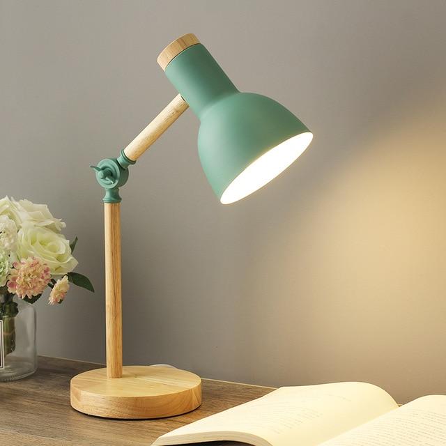 Nordisk Skrivebordslampe i Træ med Justerbar Arm til Moderne Stemningsbelysning