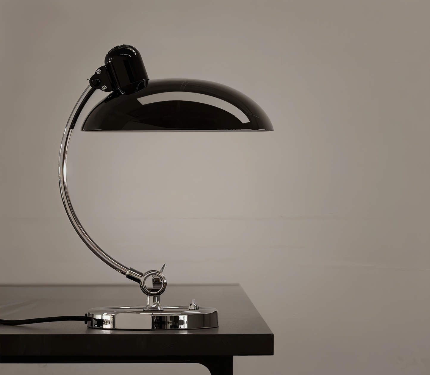 NostaChic Vintage Bordlampe i Jern med Justerbar Arm til Skrivebord og Læsning