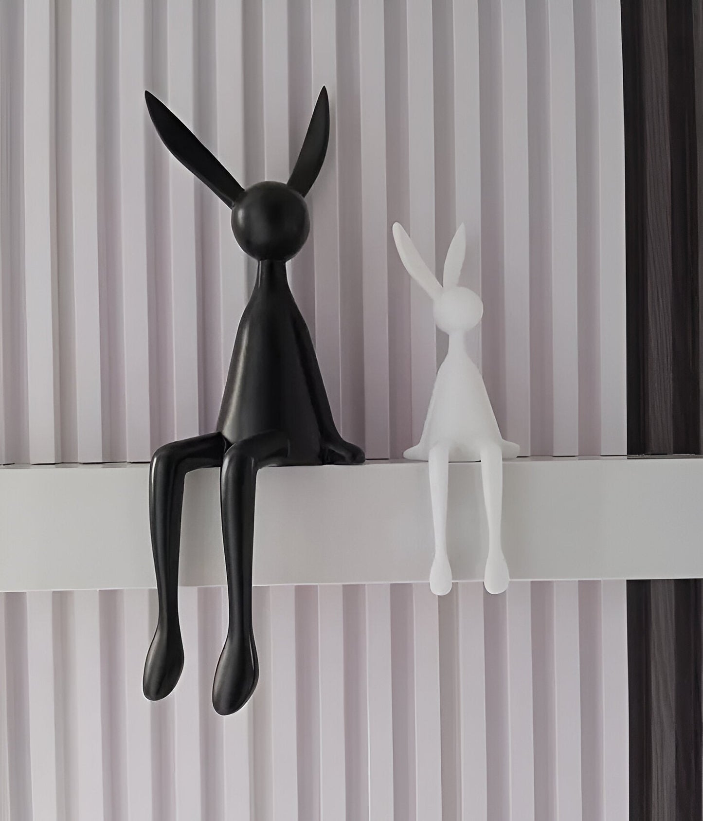 ResinLux Moderne Påskehare i Resin som Siddende Dekorationsfigur