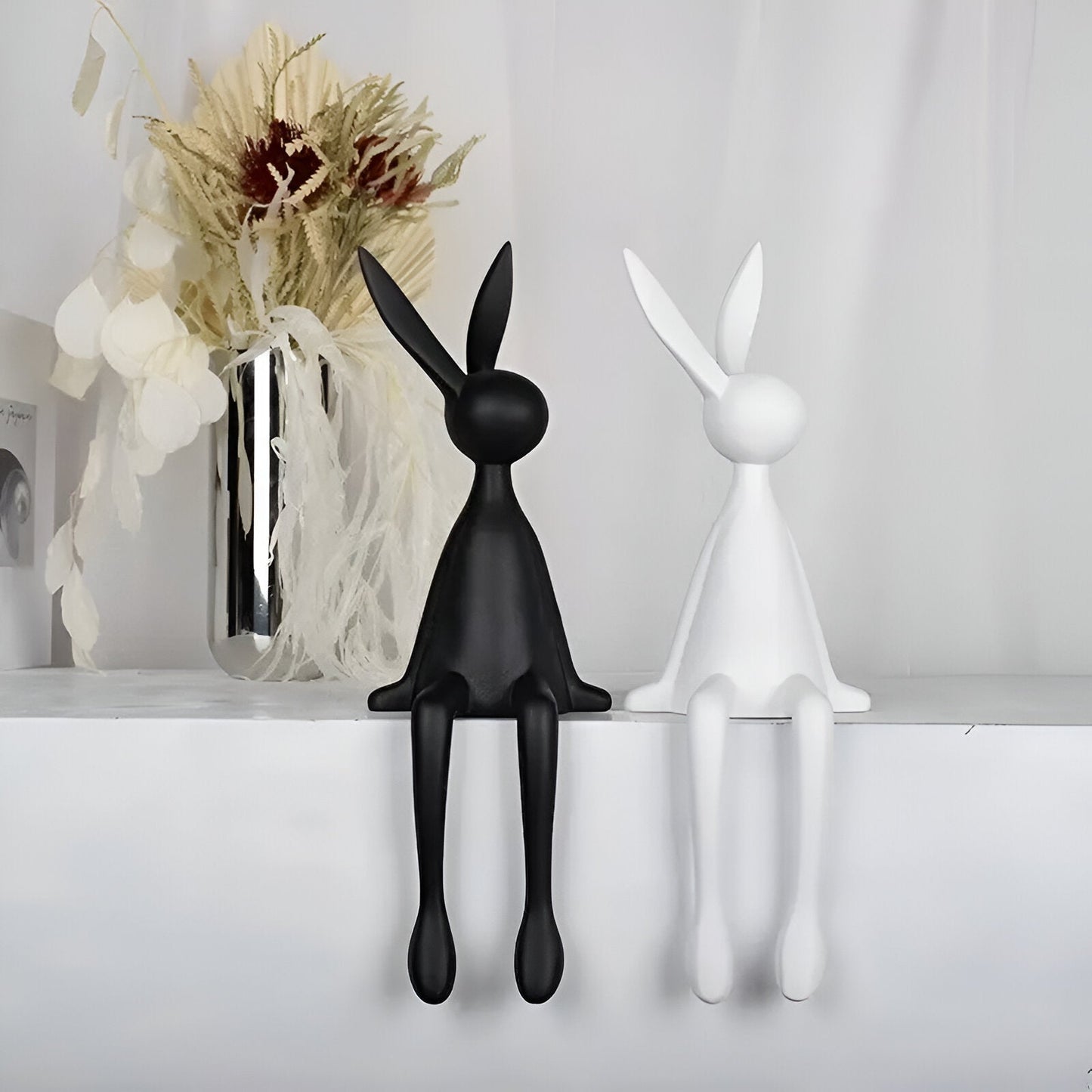 ResinLux Moderne Påskehare i Resin som Siddende Dekorationsfigur