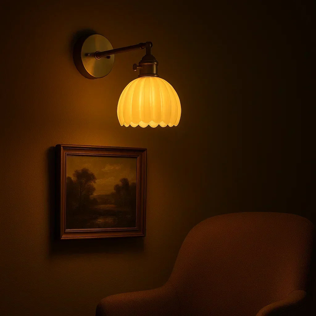Retro Væglampe med Tulipanformet Glasskærm i Vintage Design