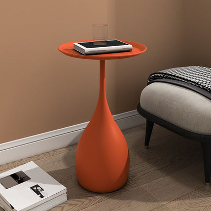 Rundt sidebord i metal med søjlefod, moderne minimalistisk design og robust jern