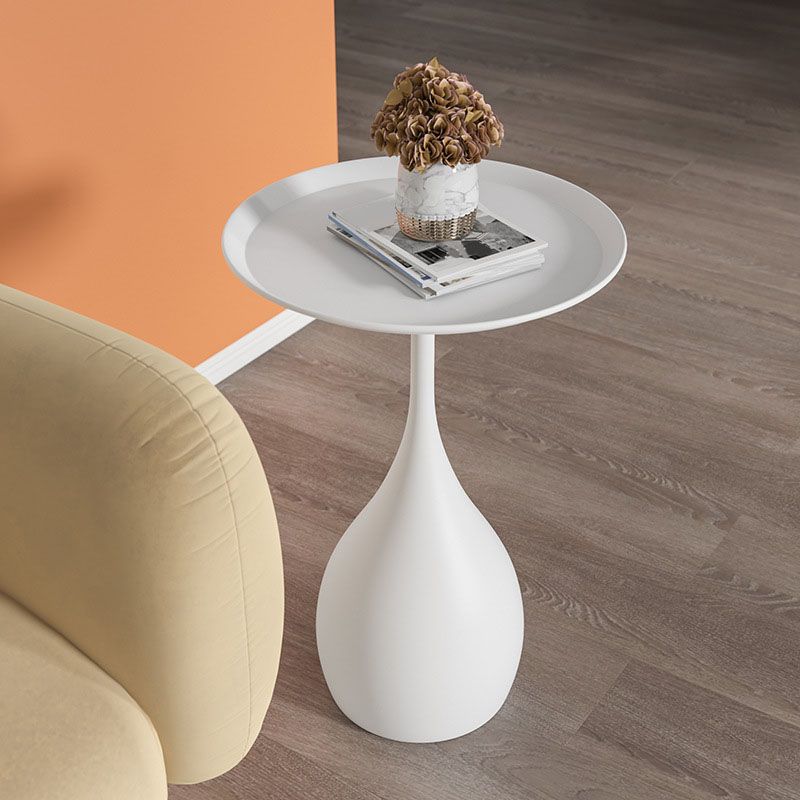 Rundt sidebord i metal med søjlefod, moderne minimalistisk design og robust jern