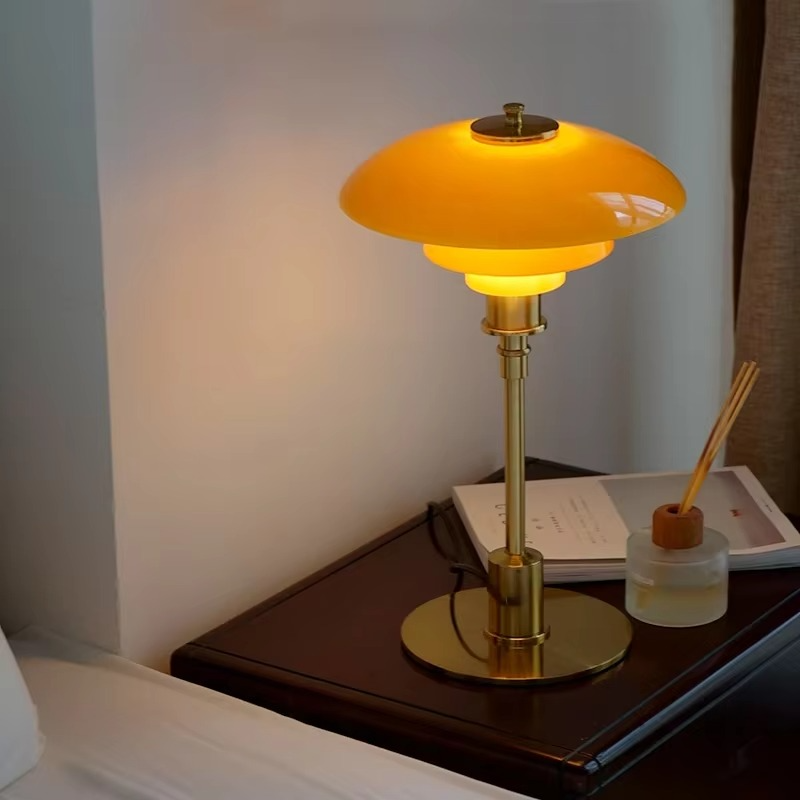 Skandinavisk Dæmpbar Bordlampe med Jernfod og Matteret Glas