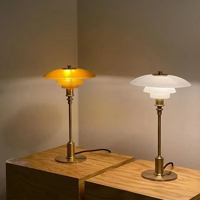 Skandinavisk Dæmpbar Bordlampe med Jernfod og Matteret Glas