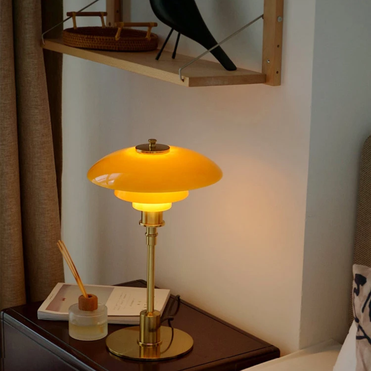 Skandinavisk Dæmpbar Bordlampe med Jernfod og Matteret Glas