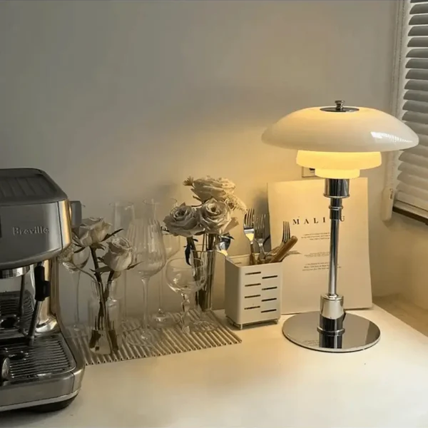Skandinavisk Dæmpbar Bordlampe med Jernfod og Matteret Glas