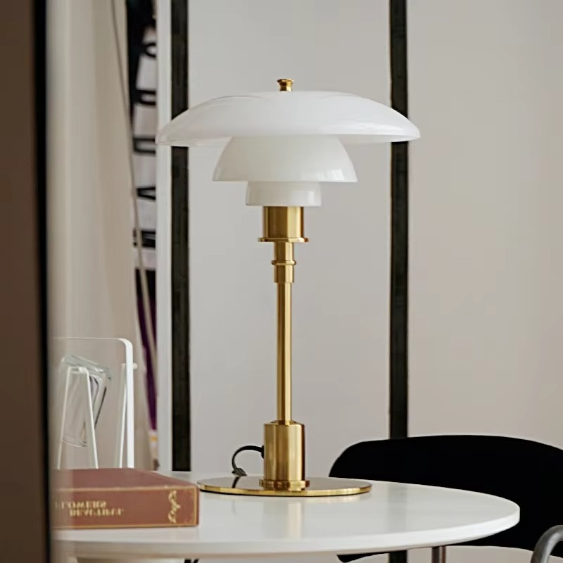 Skandinavisk Dæmpbar Bordlampe med Jernfod og Matteret Glas