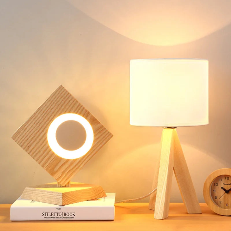 Skandinavisk Bordlampe med Base i Naturtræ