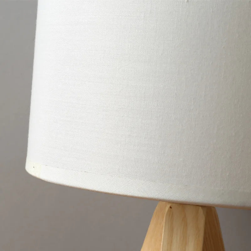 Skandinavisk Bordlampe med Base i Naturtræ