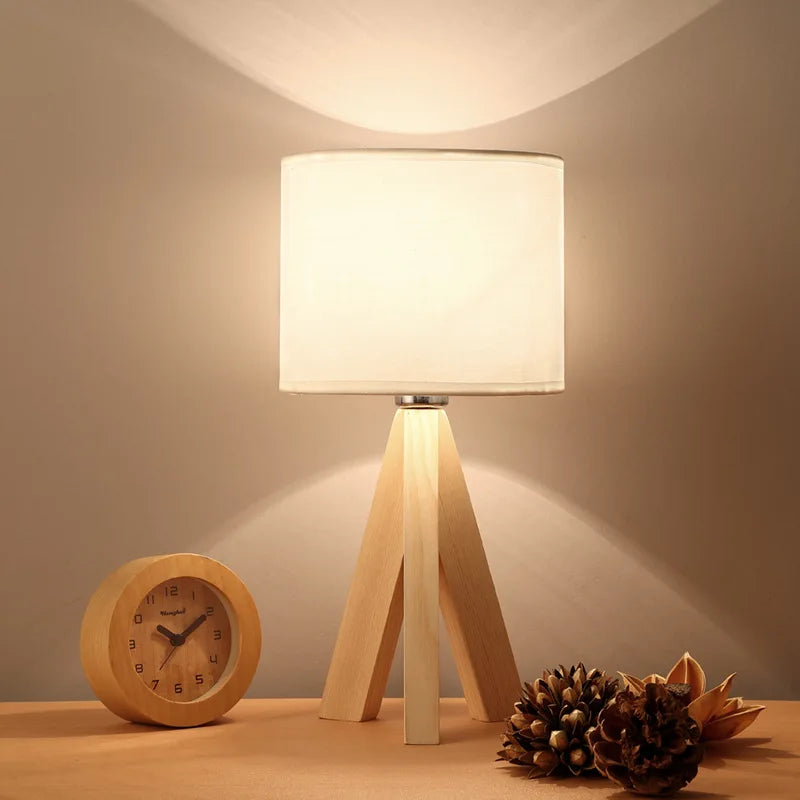 Skandinavisk Bordlampe med Base i Naturtræ