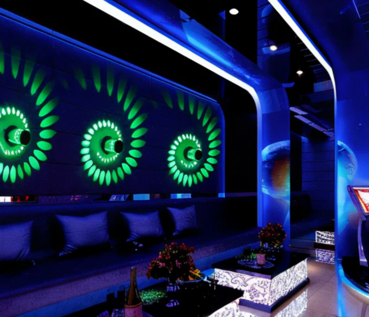 LuminBlast LED Spiral Væglampe med Farverigt Lys til Moderne Indendørs Belysning