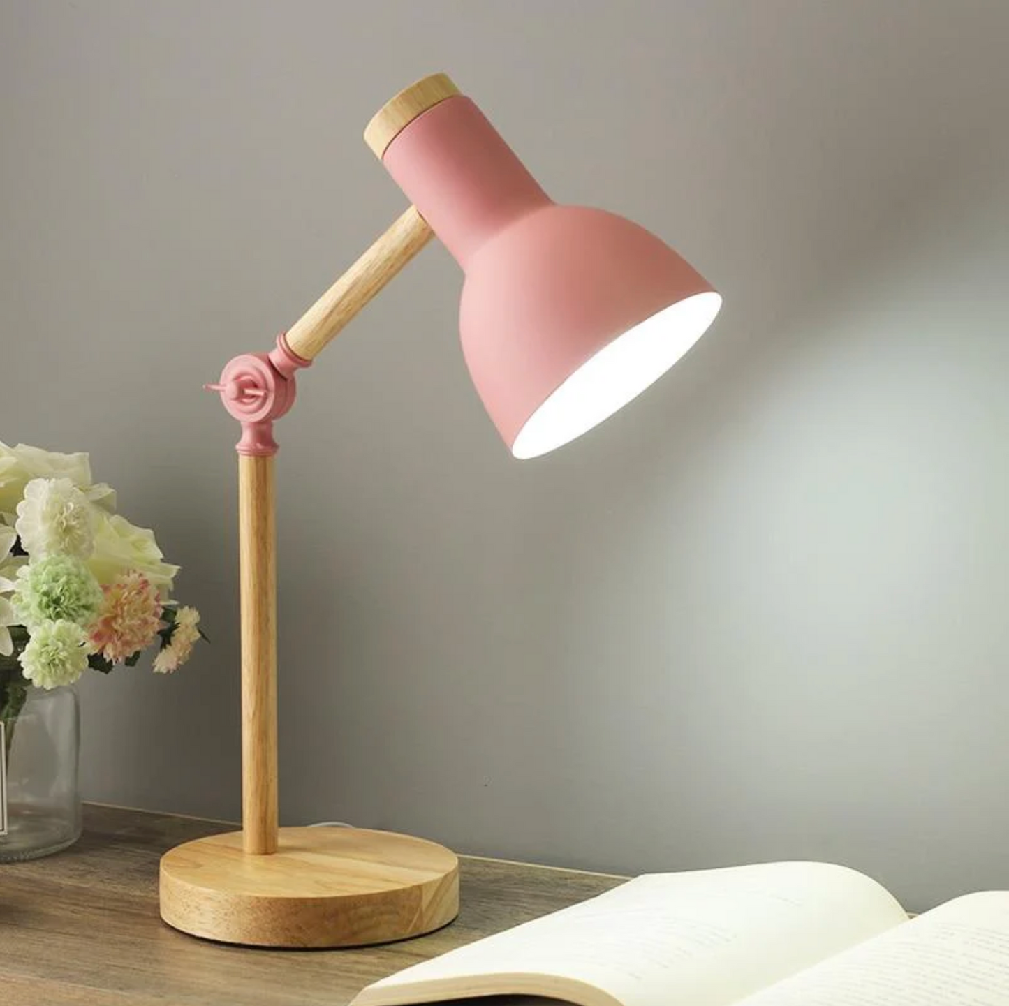 Nordisk Skrivebordslampe i Træ med Justerbar Arm til Moderne Stemningsbelysning