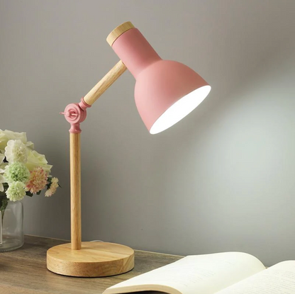 Nordisk Skrivebordslampe i Træ med Justerbar Arm til Moderne Stemningsbelysning