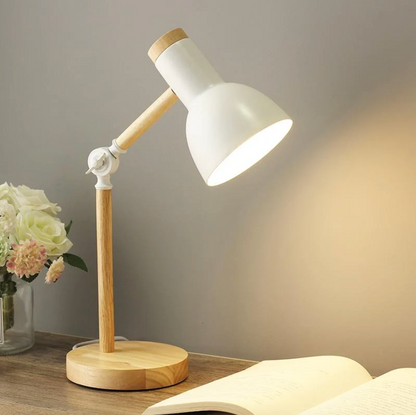 Nordisk Skrivebordslampe i Træ med Justerbar Arm til Moderne Stemningsbelysning