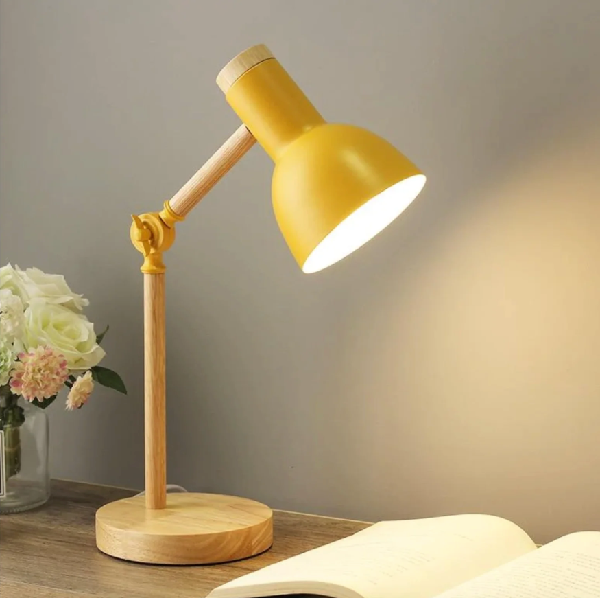 Nordisk Skrivebordslampe i Træ med Justerbar Arm til Moderne Stemningsbelysning