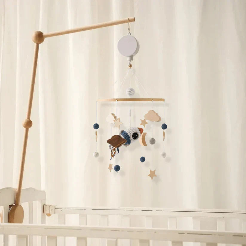 SkyWhirl Træuro til Baby med Roligt Design til Vuggestue og Tremmeseng