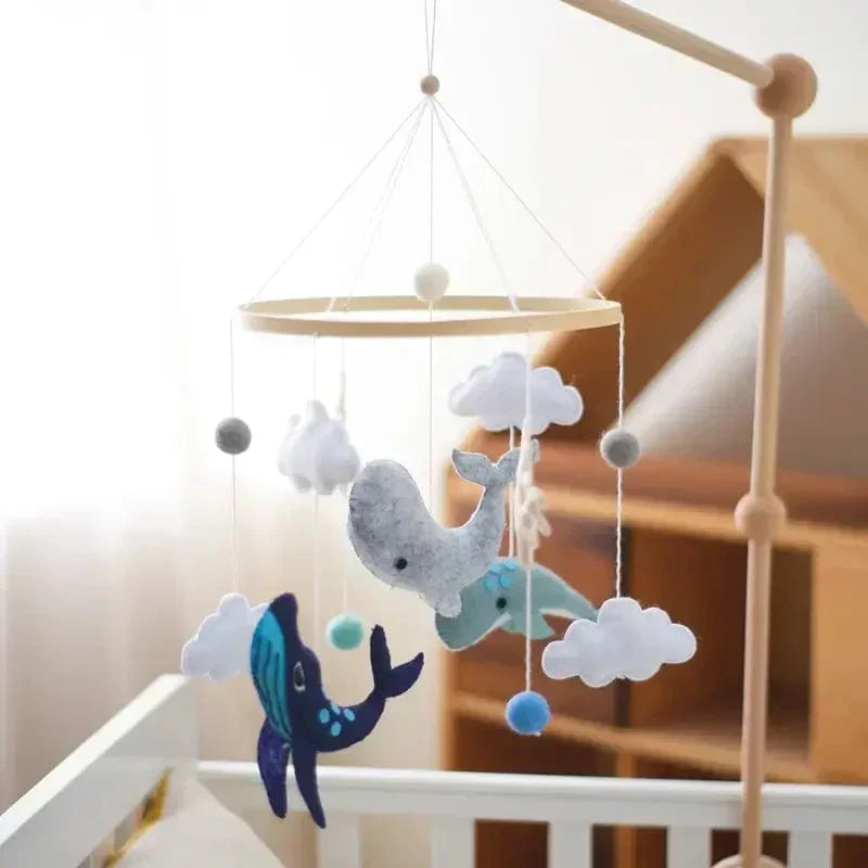 SkyWhirl Træuro til Baby med Roligt Design til Vuggestue og Tremmeseng