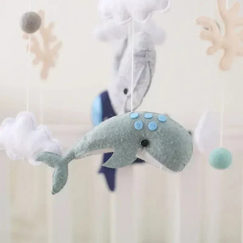 SkyWhirl Træuro til Baby med Roligt Design til Vuggestue og Tremmeseng