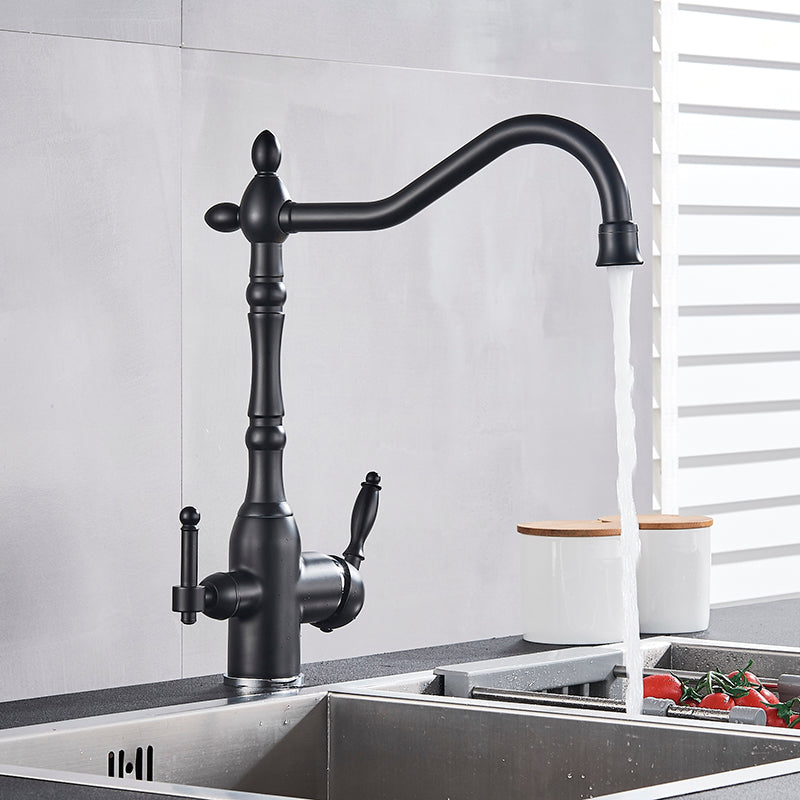 Traditionel køkkenarmatur med 360° svingbar tud og robust messingdesign
