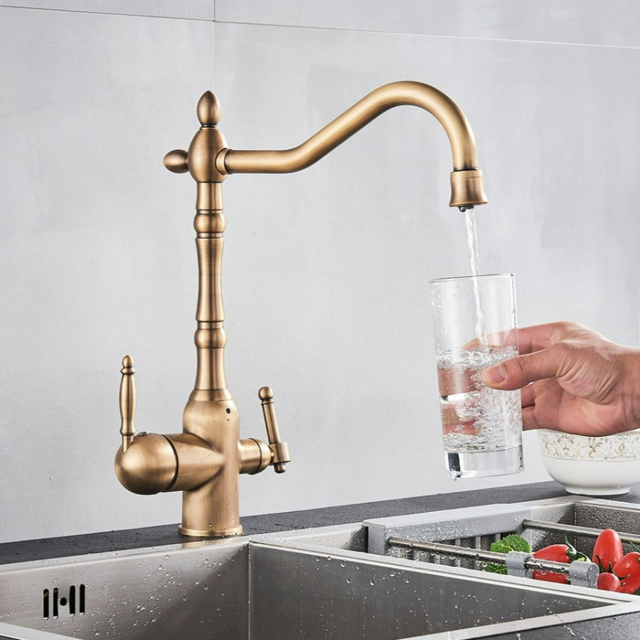 Traditionel køkkenarmatur med 360° svingbar tud og robust messingdesign