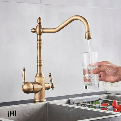 Traditionel køkkenarmatur med 360° svingbar tud og robust messingdesign
