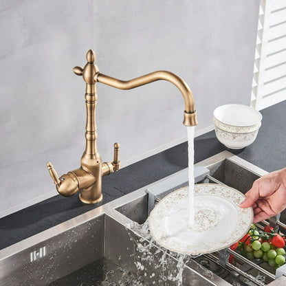 Traditionel køkkenarmatur med 360° svingbar tud og robust messingdesign