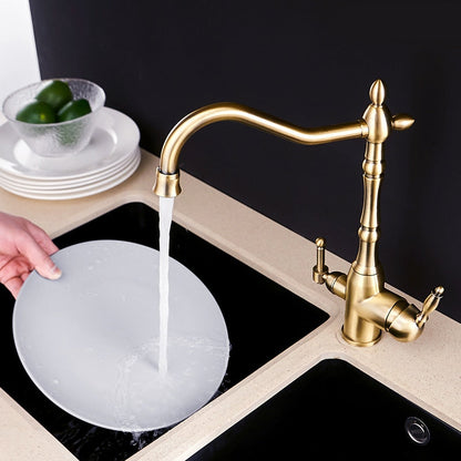 Traditionel køkkenarmatur med 360° svingbar tud og robust messingdesign