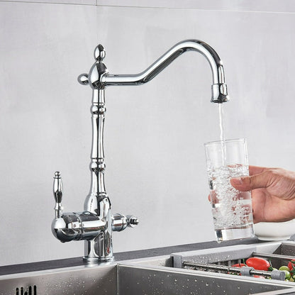 Traditionel køkkenarmatur med 360° svingbar tud og robust messingdesign