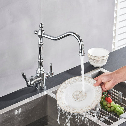 Traditionel køkkenarmatur med 360° svingbar tud og robust messingdesign