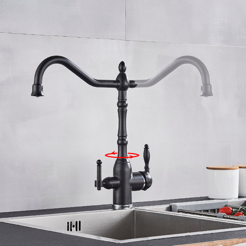 Traditionel køkkenarmatur med 360° svingbar tud og robust messingdesign