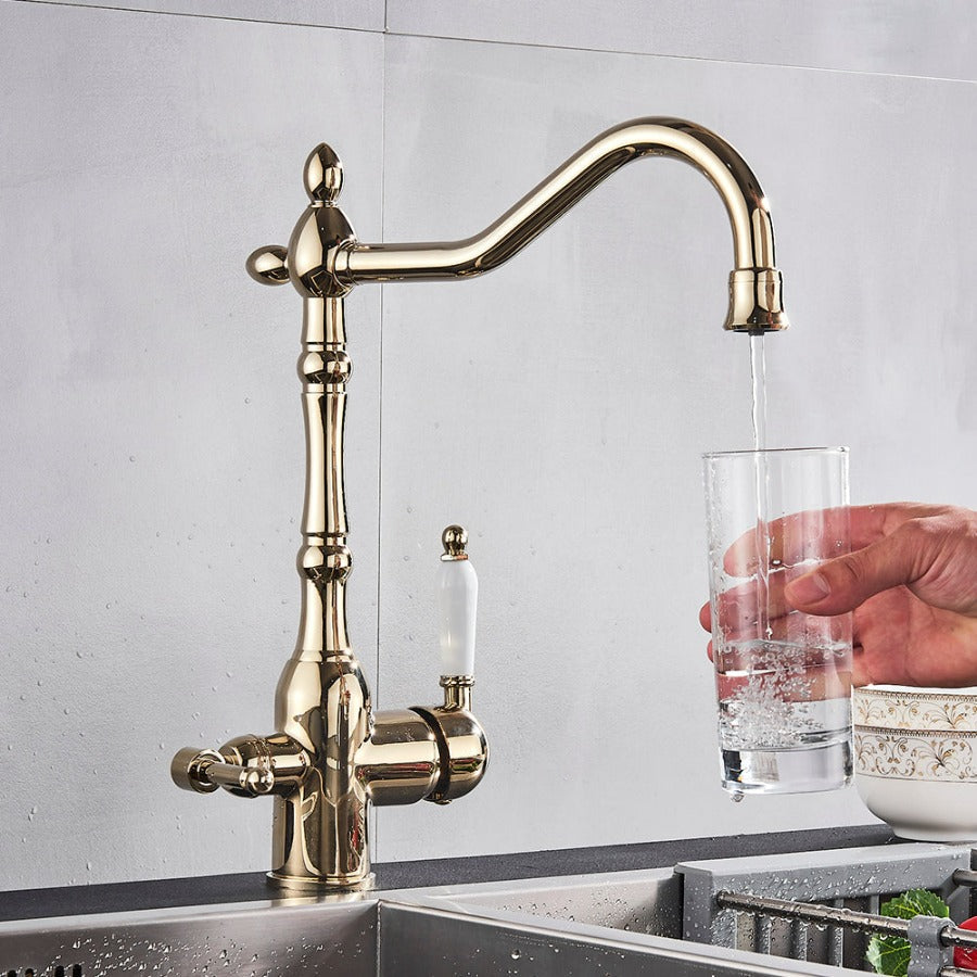 Traditionel køkkenarmatur med 360° svingbar tud og robust messingdesign