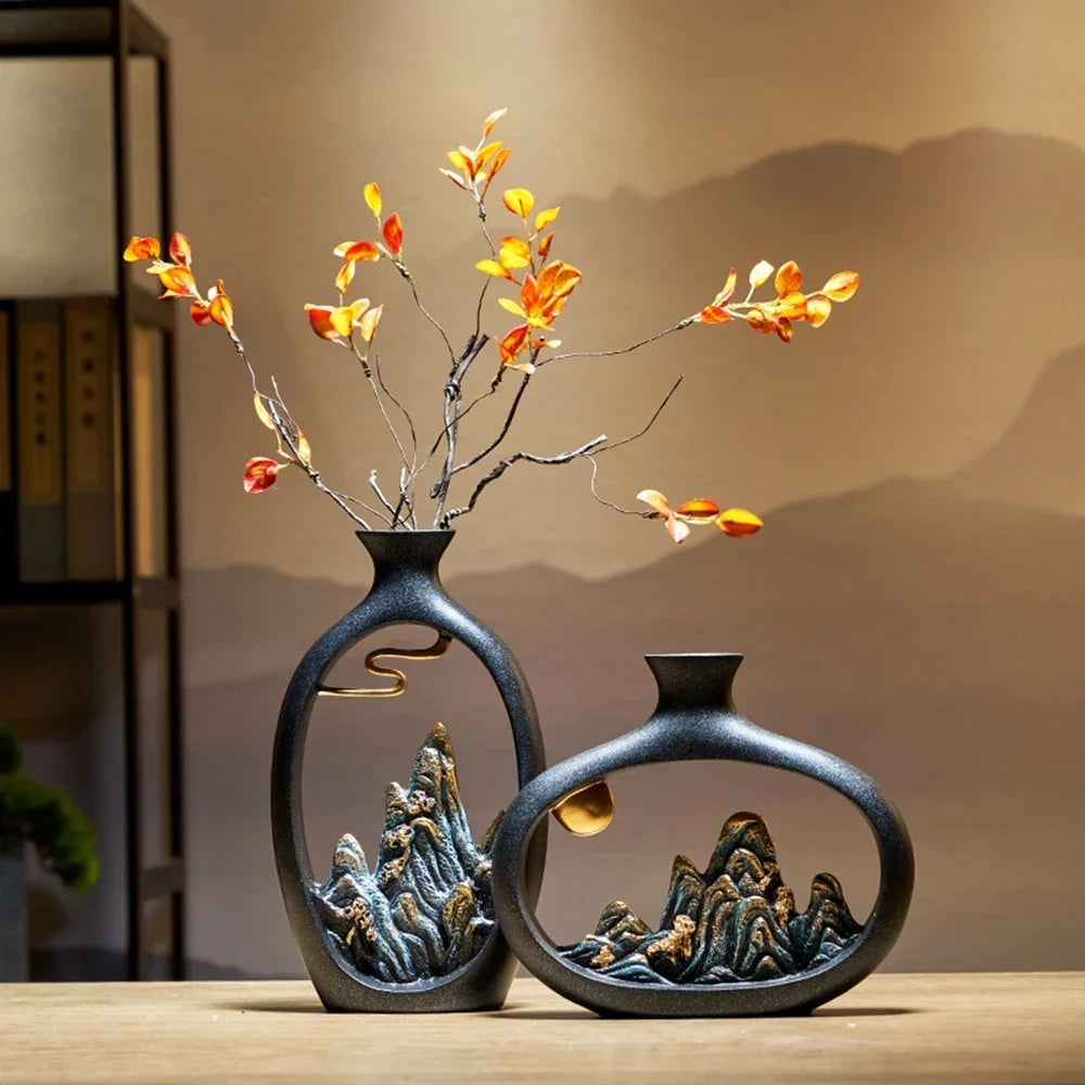 TranquilPeak Keramikvase med Bjergmotiv i Mat Sort