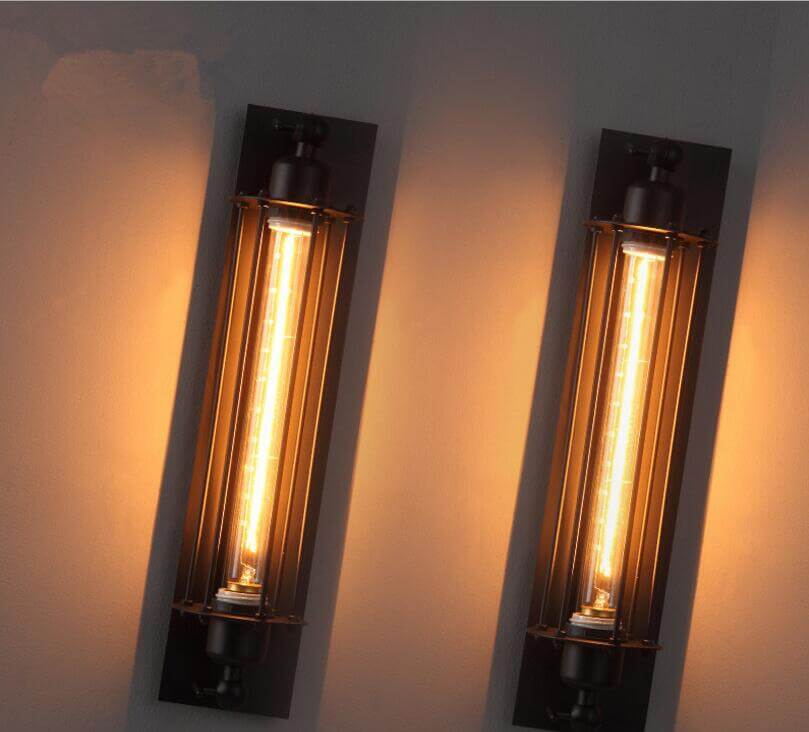 Vintage industriel væglampe med metalkurvdesign