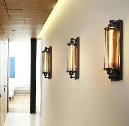 Vintage industriel væglampe med metalkurvdesign