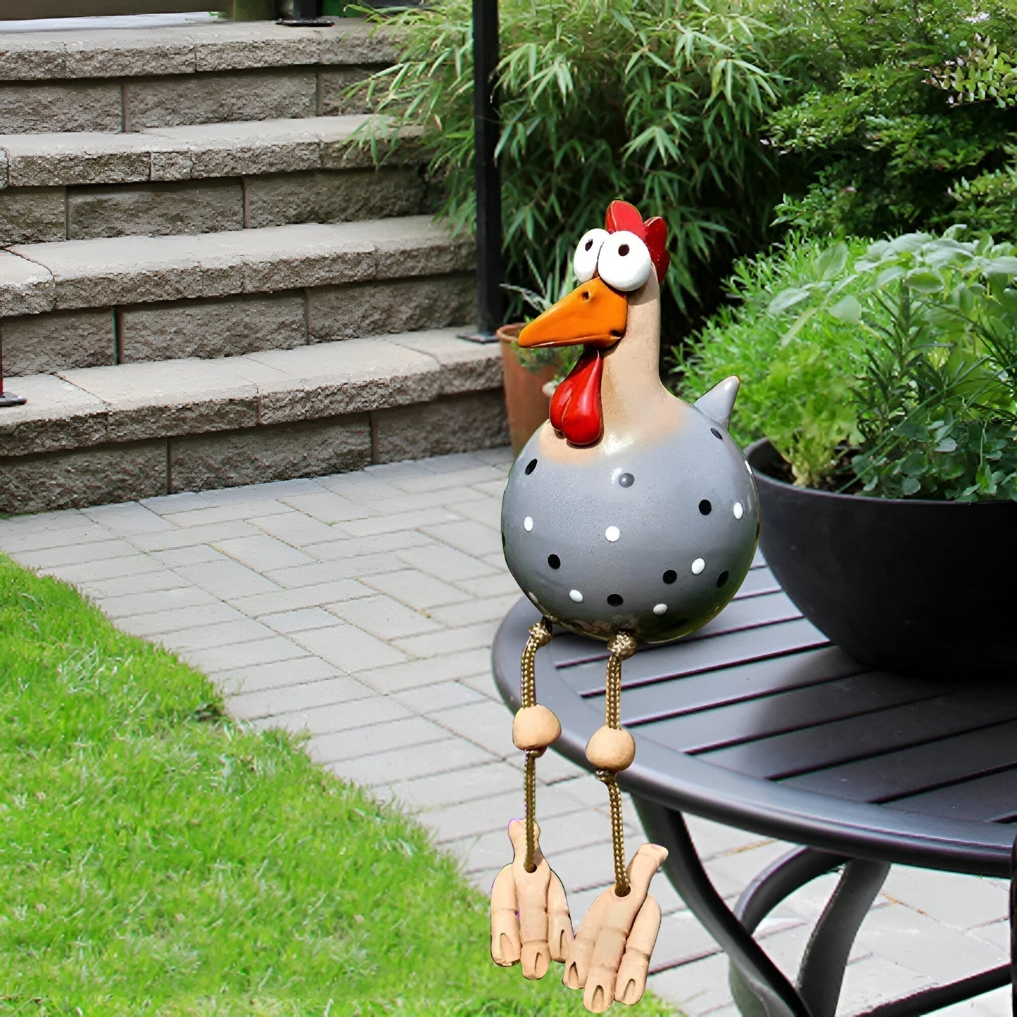 Whimsy Hanehavestatue med Store Øjne og Vejrbestandigt Design