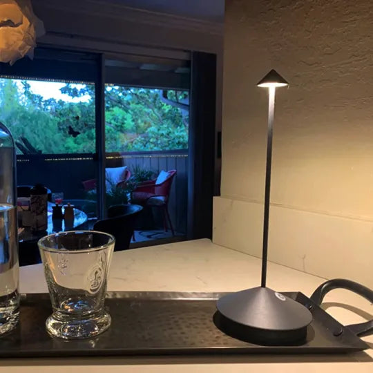 RadiantGlow Trådløs LED Bordlampe med Genopladeligt Batteri