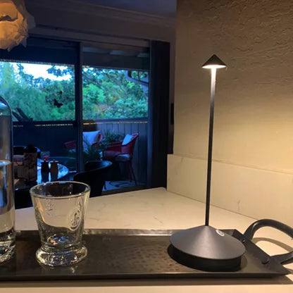 RadiantGlow Trådløs LED Bordlampe med Genopladeligt Batteri
